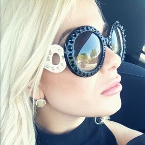 🖤Prada sunglasses w/ embellishment🖤